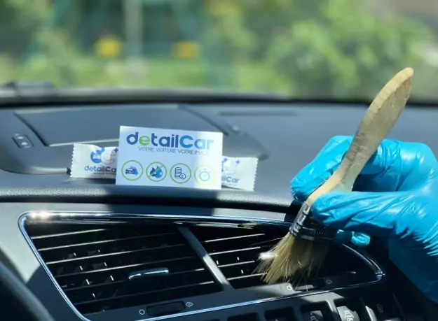Lavage auto à  pour une désinfection et purification de l'air de l'habitacle de votre voiture